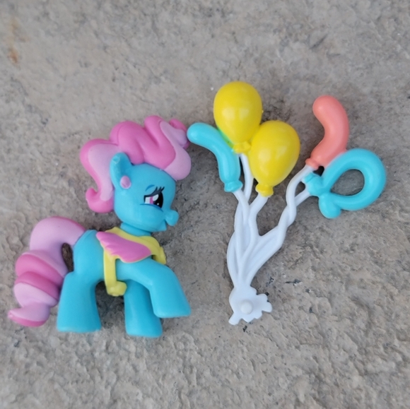 MY LITTLE PONY BUNDLE,MY LITTL PONY PLATES,FANTASTIC FLUTTERS PONY TOY & POMPOMS - Picture 10 of 16